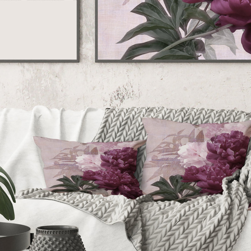 Carré, rétro fleurs mauves et roses I - Coussin décoratif à imprimé traditionnel, 16" x 16"