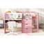 Lit mezzanine bas rose pleine grandeur avec bureau intégré, trois compartiments de rangement, tablettes ouvertes, caractéristiques et armoires à conception compacte