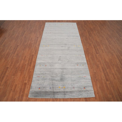Tapis simple mais sophistiqué de style Gabbeh 5 x 12 avec des accents délicats