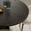 Table ronde noire avec rangement en bois de frêne épais-200646699