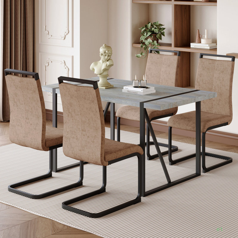 Ensemble de table et de chaises. Table de salle à manger moderne en bois aggloméré texturé en marbre gris minimaliste avec structure en métal et 4 chaises en tissu brun avec pieds noirs arqués.