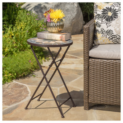 Table de bout d'extérieur pliable Silvester avec plateau en mosaïque de céramique beige et cadre en fer noir, 14 po x 14 po x 22 po, table d'appoint de patio pour le jardin, balcon, style transitionnel
