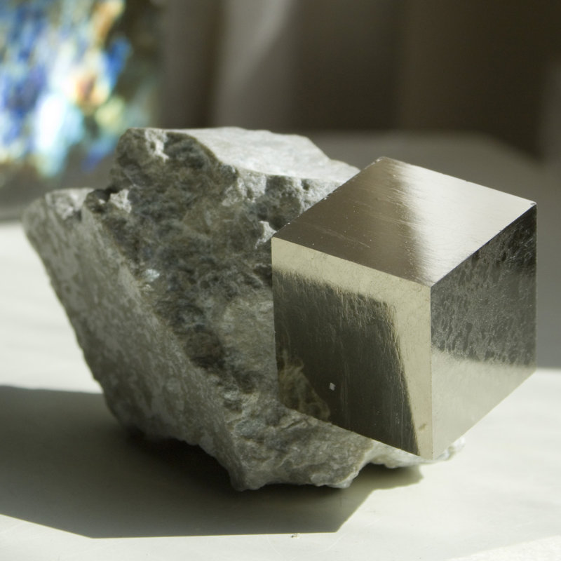 Pyrite cubique Antley défiant la gravité