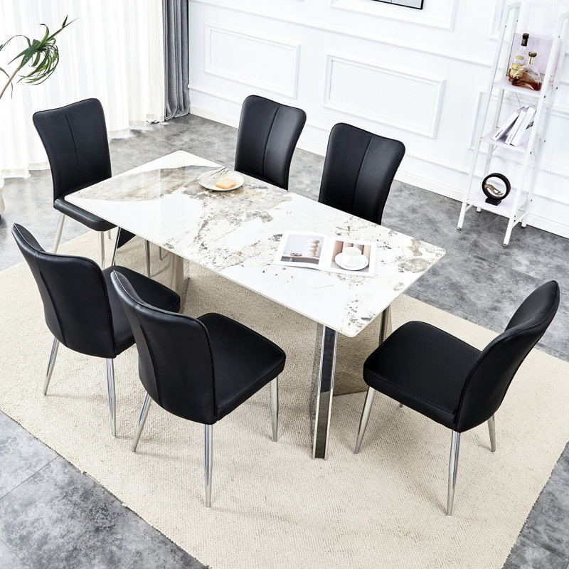 Ensemble de salle à manger chic: plateau de table et 6 chaises en polyuréthane noir avec support de pieds en métal et design de lignes verticales.