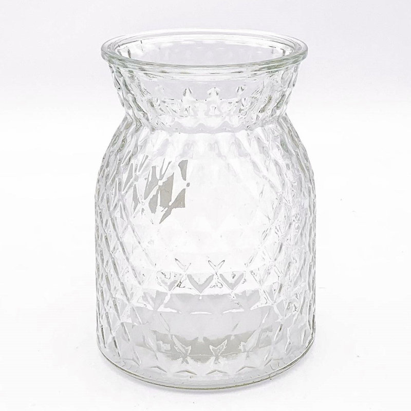 Vase en verre à motif de losanges, H 6,30 po x l 4,60 po x P 4,60 po
