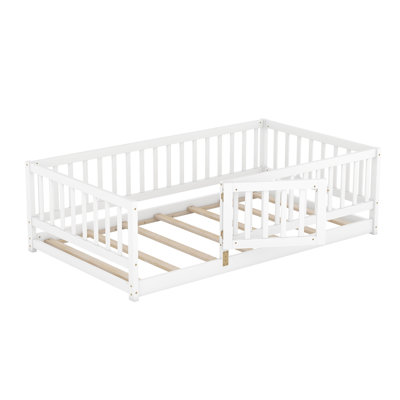 Lit simple au sol avec barrière de sécurité et porte Montessori
