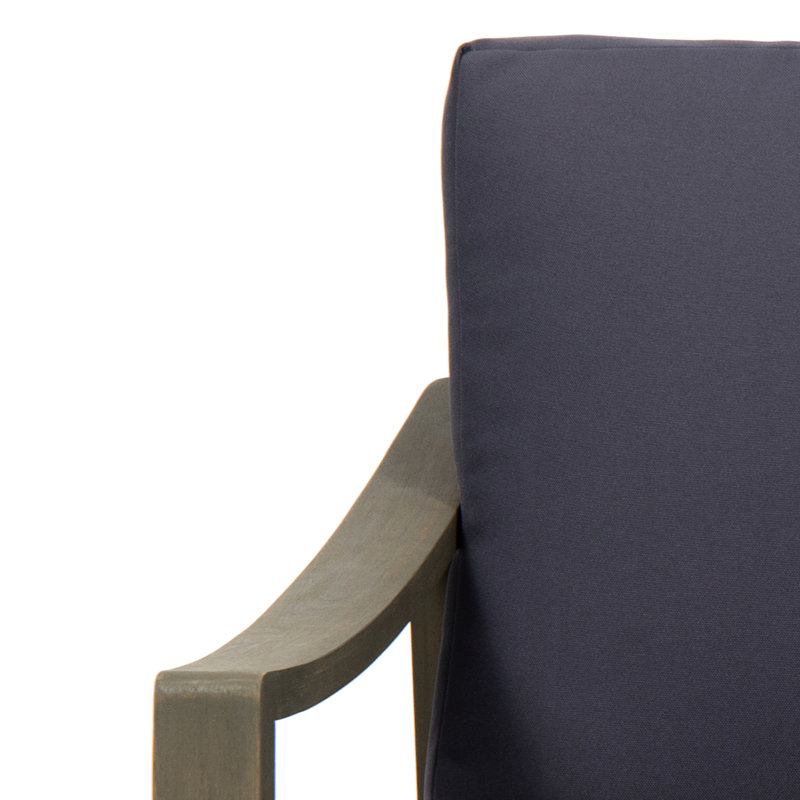 Fauteuil club gris foncé avec coussins en bois et en tissu d'eau pour l'extérieur, accoudoirs inclinés