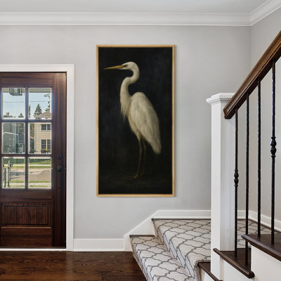 Oiseau aigrette blanche debout dans un style de fond sombre minimaliste - grande impression sur toile encadrée de la chambre principale