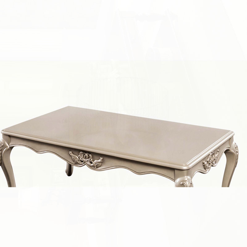Table basse traditionnelle avec accents dorés et finition ancienne