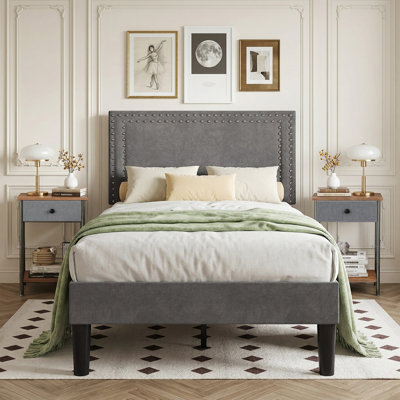 Ensemble de chambre en velours capitonné avec lit et 2 tables de chevet, aucun lit plateforme tapissier requis