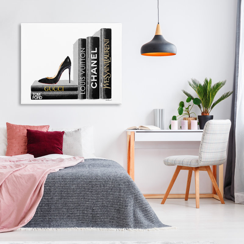 «High Fashion Book Shelf with Stilettos Heel», reproduction d'impression, H 36 po x l 48 po
