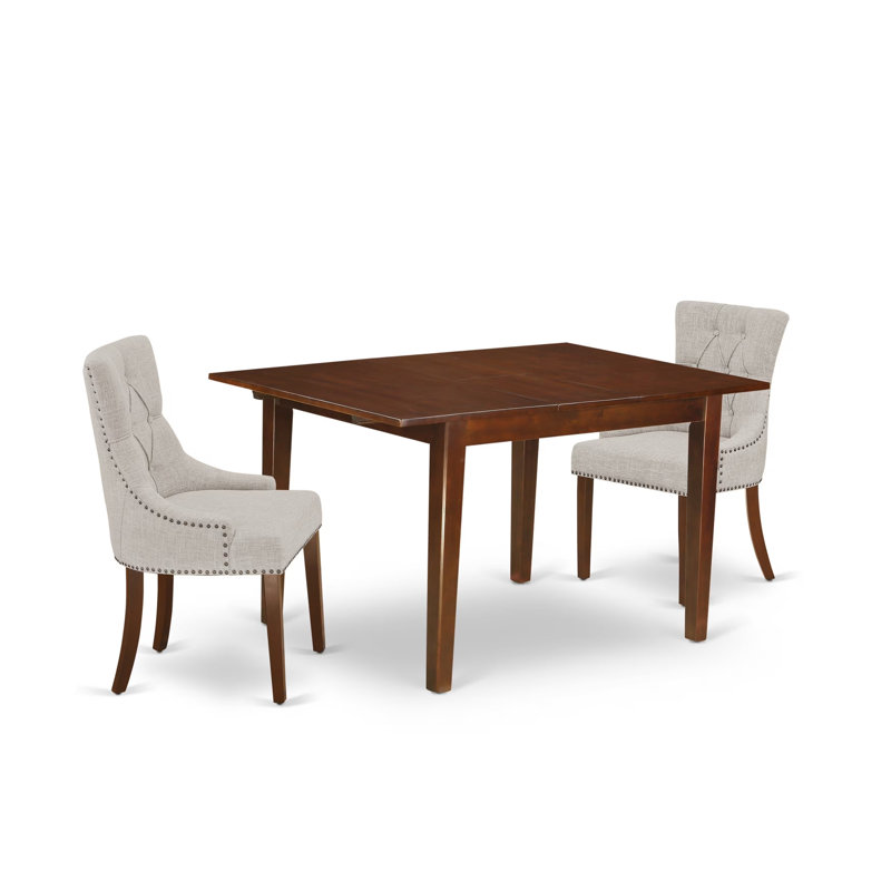 L'ensemble de table de salle à manger 3 pièces contient une table de salle à manger rectangulaire avec feuille papillon et 2 chaises Parsons en tissu de lin, acajou
