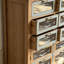 Armoire en verre rétro à motif vieilli