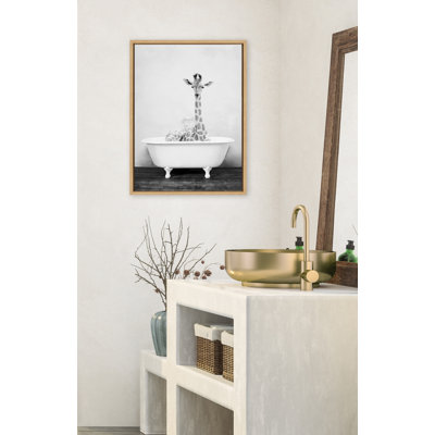 «Girafe 2 in the Tub» par Amy Peterson, reproduction d'art sur toile encadrée