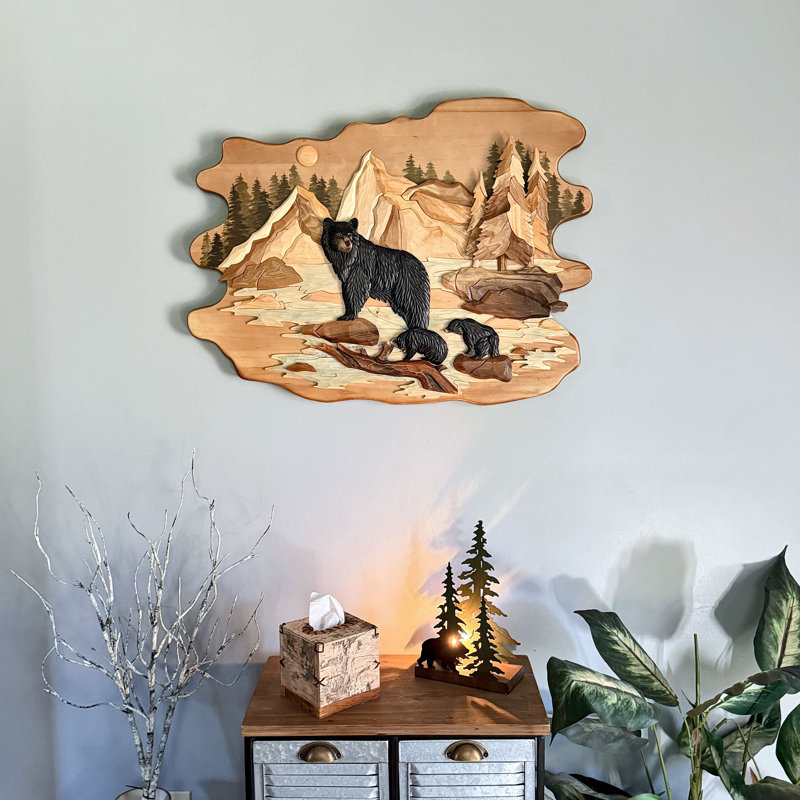 Sculpture murale rustique en bois intarsia représentant une famille d'ours avec un paysage de rivière et de montagne, 86 cm de large