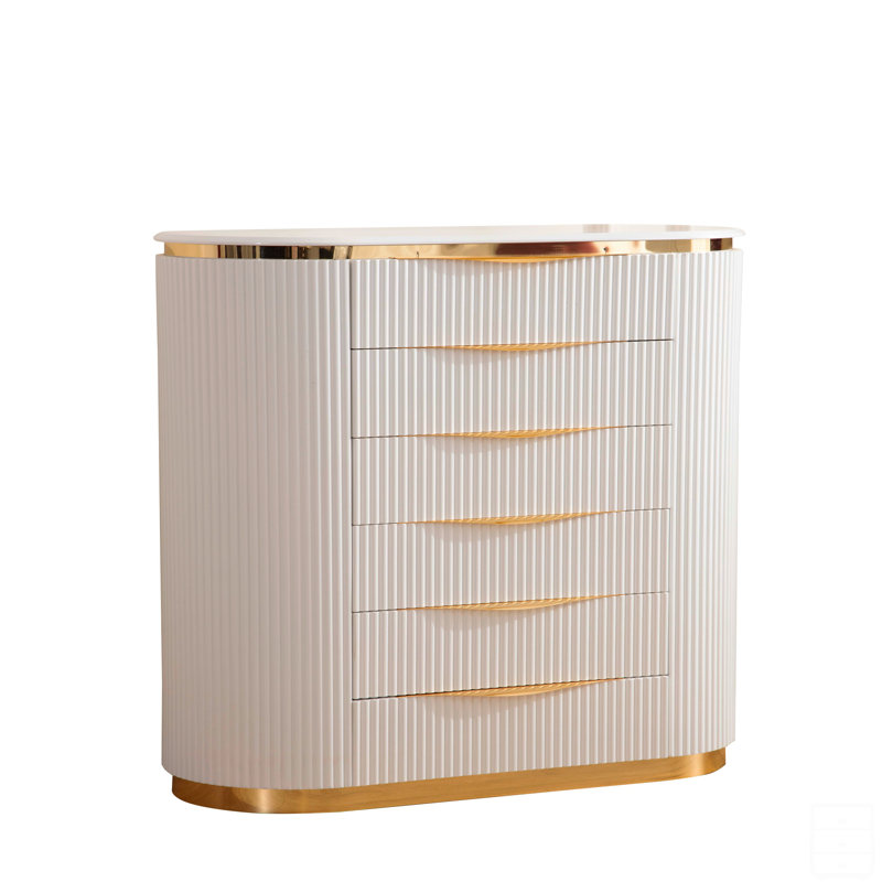 Commode dorée avec bois