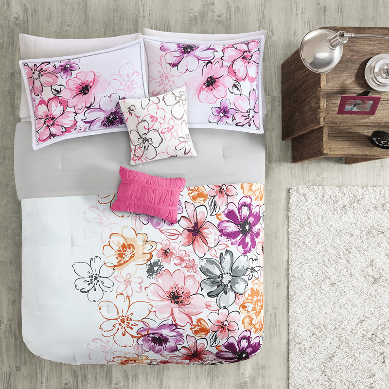Très grand / très grand lit avec édredon à motif floral rose et coussins décoratifs