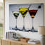 Toile, une élégante composition minimaliste avec trois verres à martini élégants, art mural en rangée contre une toile blanche épurée-1185015177