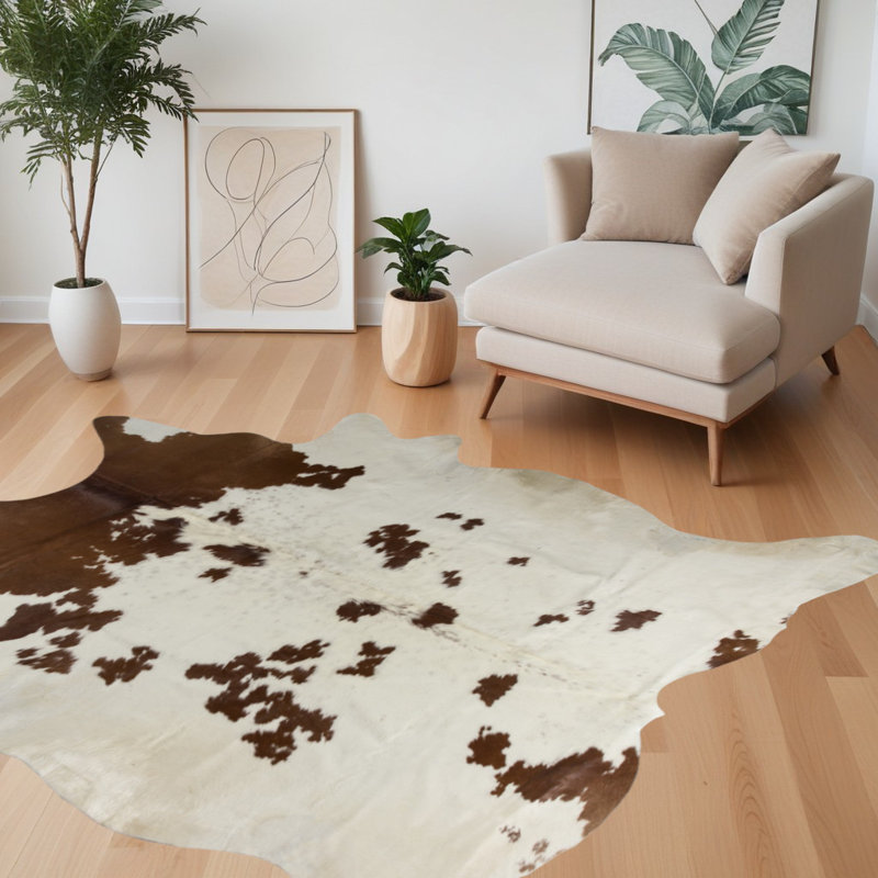 Tapis brun et blanc en cuir de vache noué à la main 5 pi x 7 pi