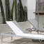 Chaise longue d'extérieur en tissu avec table