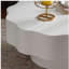 Table basse festonnée blanche: forme unique à bord ondulé, pièce centrale élégante pour les espaces élégants.