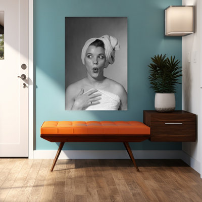 1950s, femme faisant une grimace, portant une serviette sur la tête, regardant de côté, art mural rétro classique rétro