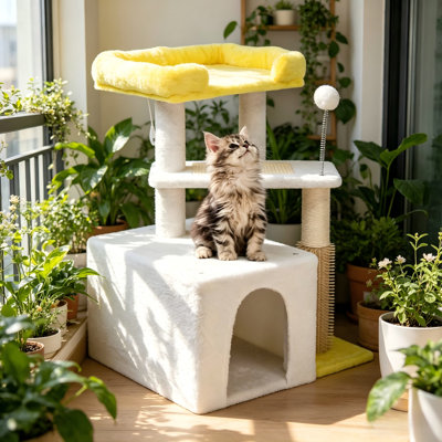 Arbre à chat à niveaux multiples blanc et jaune de 27,5 pouces avec poteaux à griffer intégrés et rembourrage doux, un havre de paix douillet pour votre tout-petit.