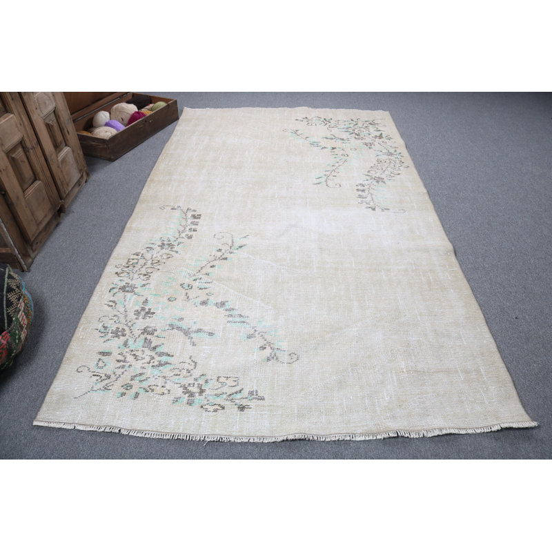Tapis turc floral antique avec des couleurs vives et un design complexe, idéal pour la décoration intérieure