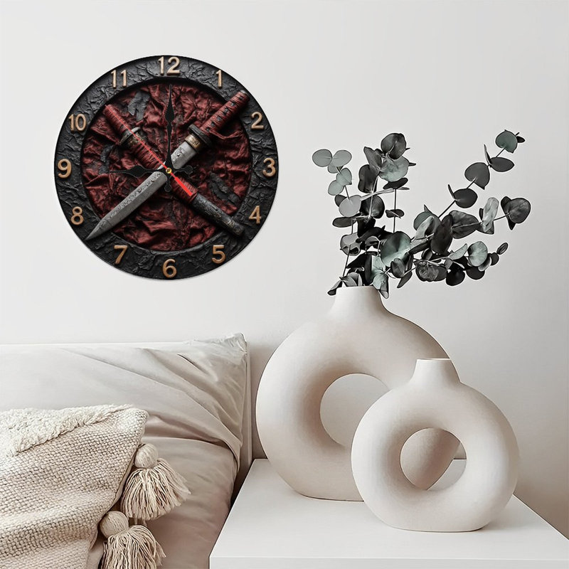 Horloge avec épées sur tissu rouge