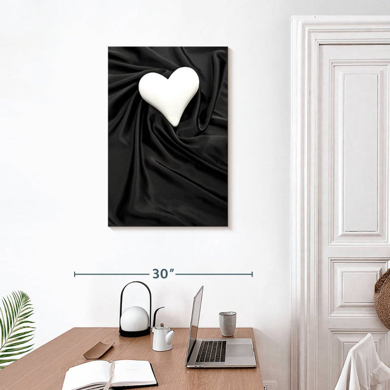 Hardie cœur blanc sur satin noir, H 30 po x l 20 po