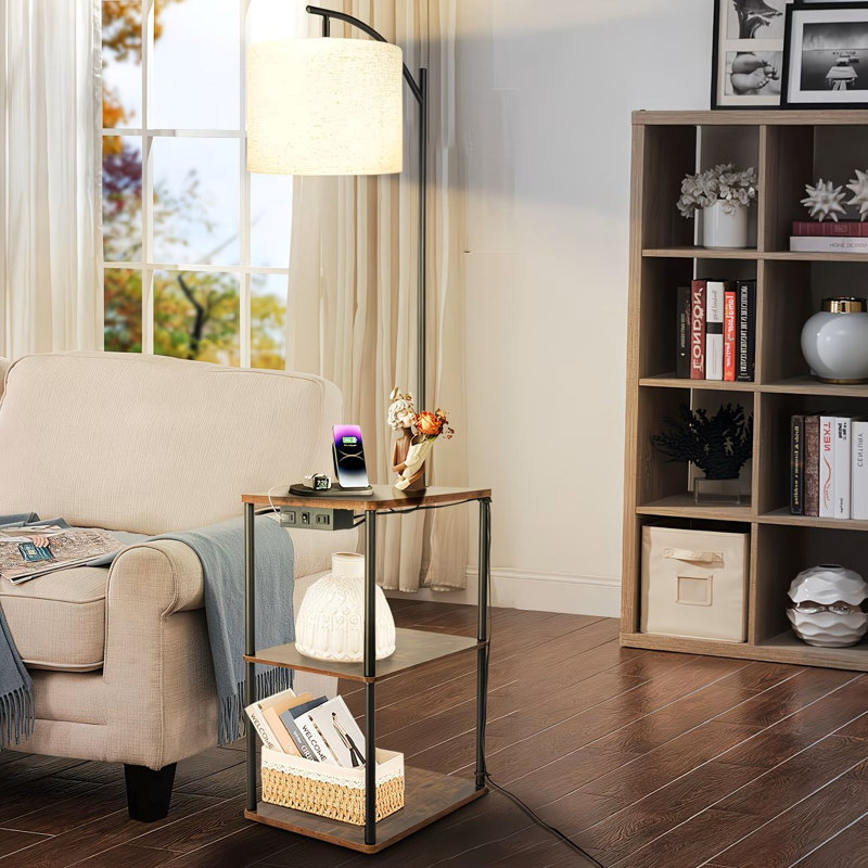 Une lampe de bureau avec rangement de 59,05 pouces avec prises USB, Type-C et CA, conçue comme une table d'appoint moderne convenant aux chambres à coucher, aux salons et aux bureaux