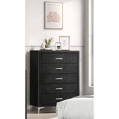 Commode élégante à cinq tiroirs avec capitonnage clouté et pieds en métal, parfaite pour les chambres à coucher modernes et amplement de rangement.