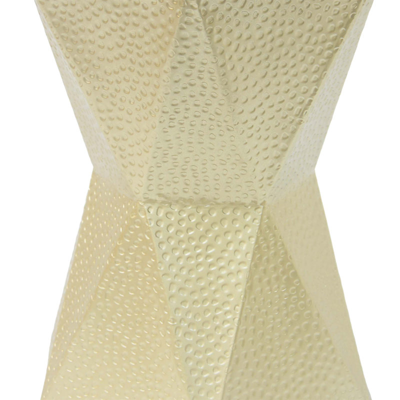 Élégante table d'appoint hexagonale avec structure en fer durable et texture élégante pour une utilisation intérieure et extérieure