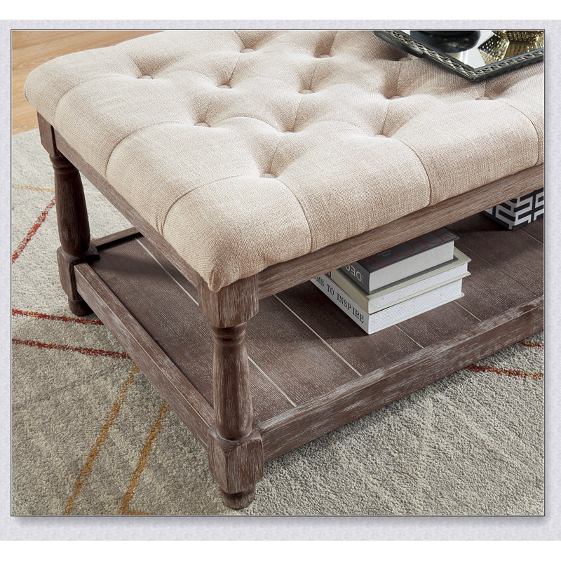 Banc de style rustique avec rangement ouvert au bas et siège capitonné, parfait pour les vestibules et les salons