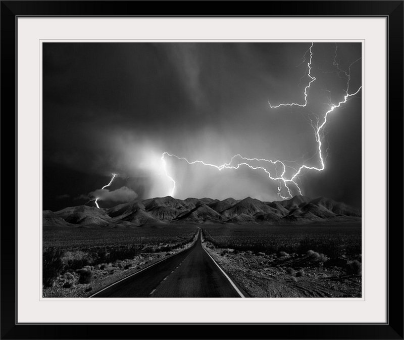 «Straub 'On the Road with the Thunder Gods» par Yvette Depaepe, reproduction de photo, H 32 po x l 38 po x P 1 po, Cadre noir