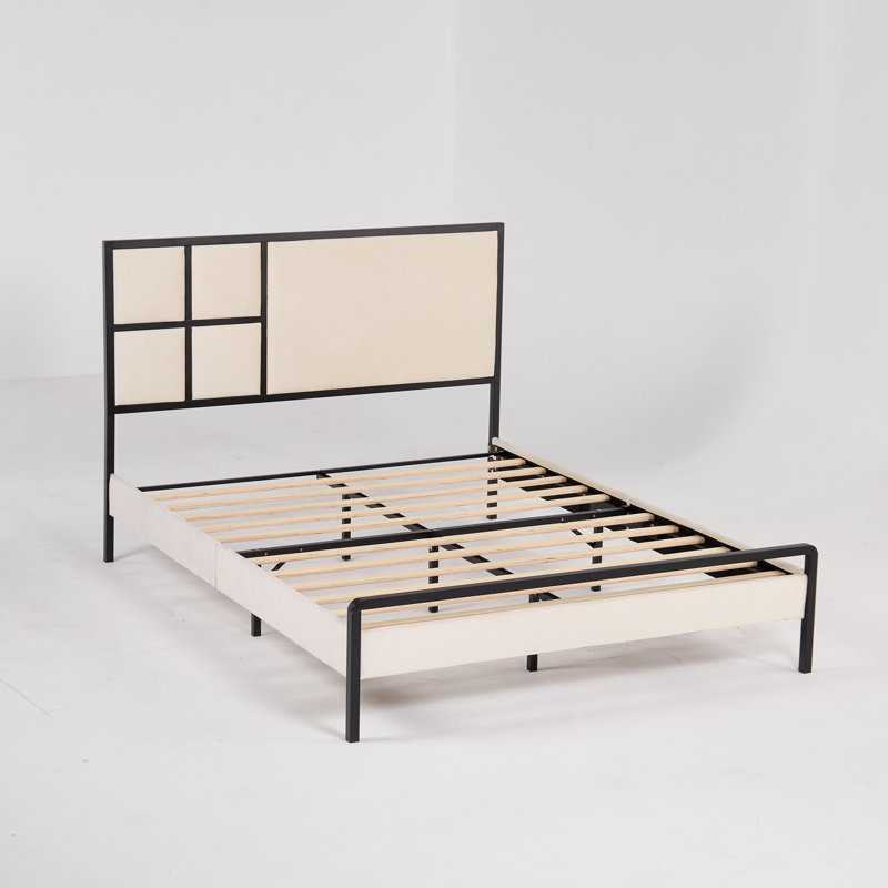Structure de lit plateforme tapissier avec tête de lit à grille géométrique, pas de sommier nécessaire, velours beige avec structure en métal noir