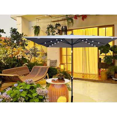Parasol carré avec 32 lumières solaires 2,5 x 2,5 m et 8 leviers pour abat-jour extérieur pour terrasse de jardin et piscine, charge de 6 heures, protection des couleurs par DEL 40+, charge