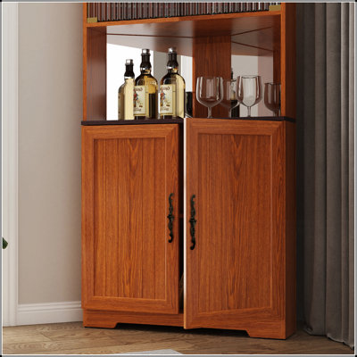 Grande armoire de rangement d'angle autoportante avec 5 niveaux, portes en verre trempé, dossier en miroir et tablettes réglables pour les espaces de vie modernes