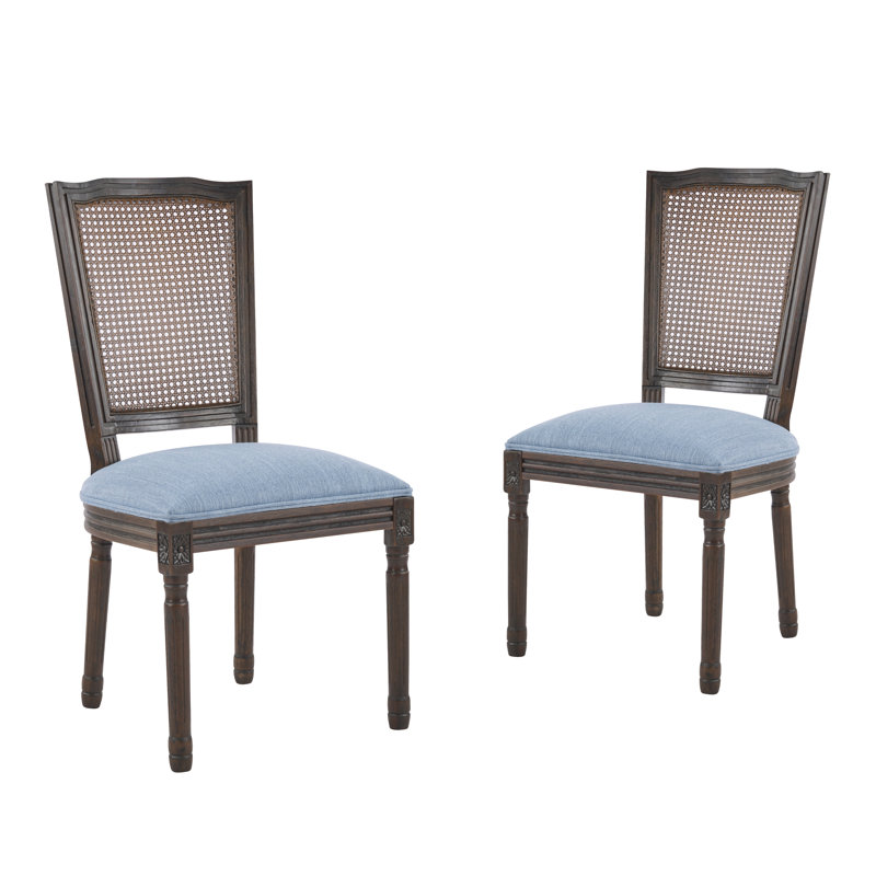 Chaise de salle à manger Kelton de style campagnard français, rembourrée, avec dossier en rotin, pieds cannelés sculptés et structure en hévéa vieilli.