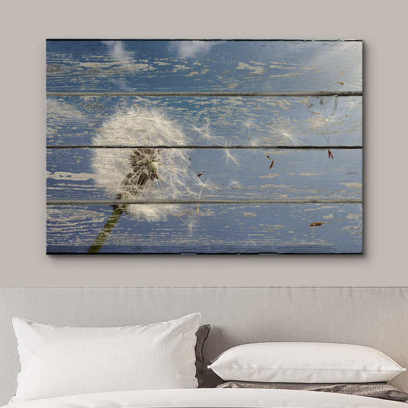 Pissenlit blanc et ciel bleu délavé sur des panneaux à effet de bois, photographie florale, art moderne, rustique