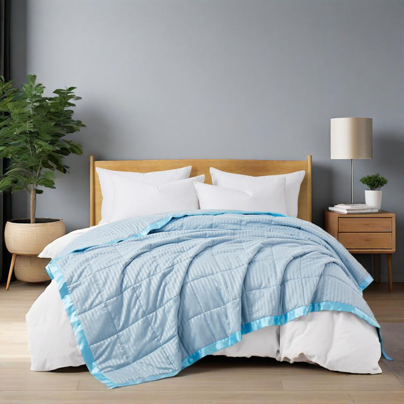 Couette légère avec bordure en satin, Bleu, Grand lit