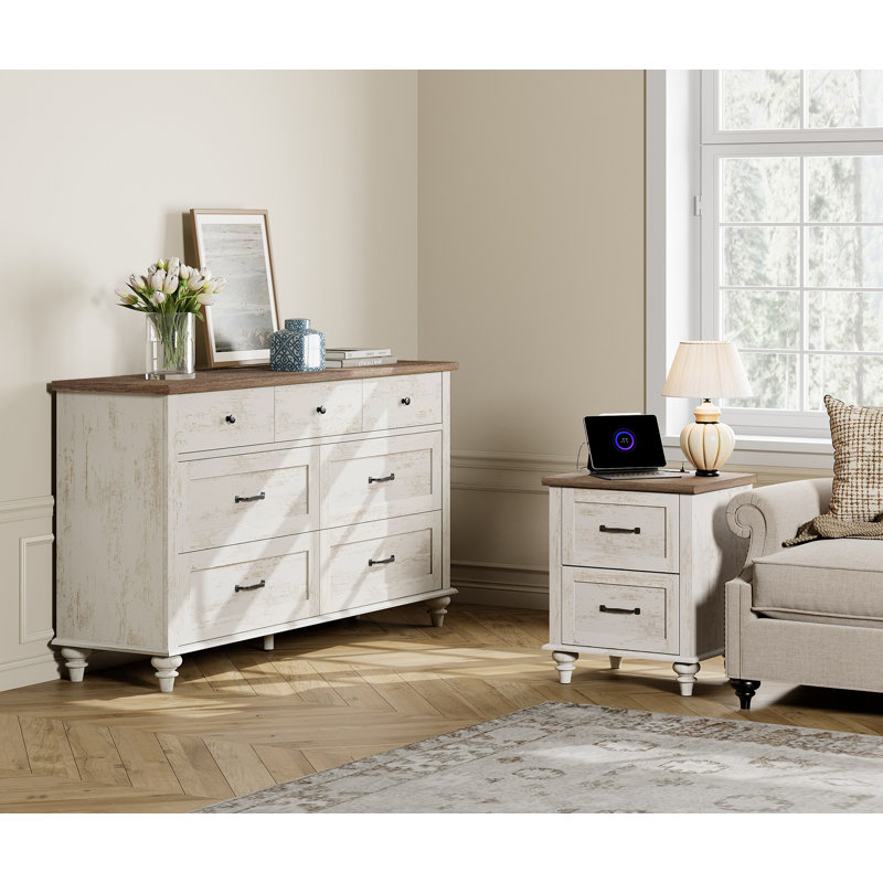 Ensemble de chambre à coucher Scarlett - Comprend une commode à 7 tiroirs pour la chambre à coucher, une table de chevet avec station de recharge et des tiroirs, une commode et une table de chevet