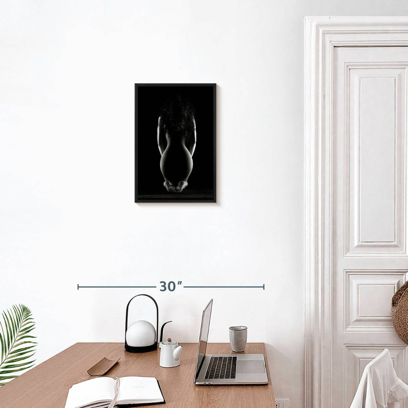 Silhouette de femme nue BW III, 13 po x 19 po, Cadre flottant noir