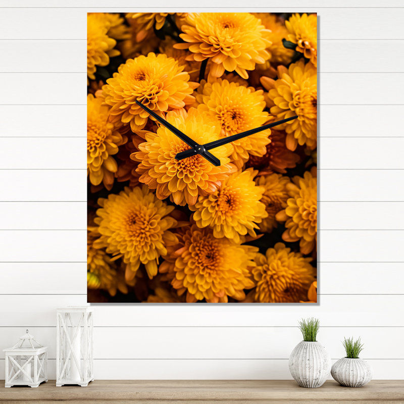 Horloges murales jaunes sur un champ de chrysanthèmes au lever du soleil II, Petit