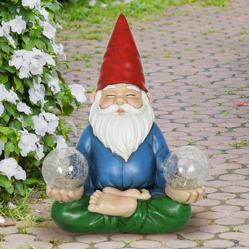 Statue solaire gnome tenant deux boules craquelées