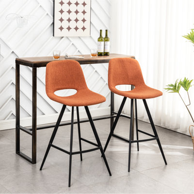 Tabourets à hauteur de comptoir orange 28,25 po, 2 chaises de cuisine en tissu avec coussins et structure en métal avec structure de pieds rembourrée