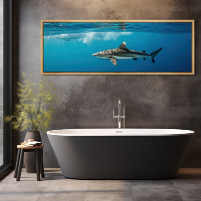 Requin nageant sous la surface de l'océan, art mural sur toile - Photographie marine saisissante pour des intérieurs côtiers ou modernes