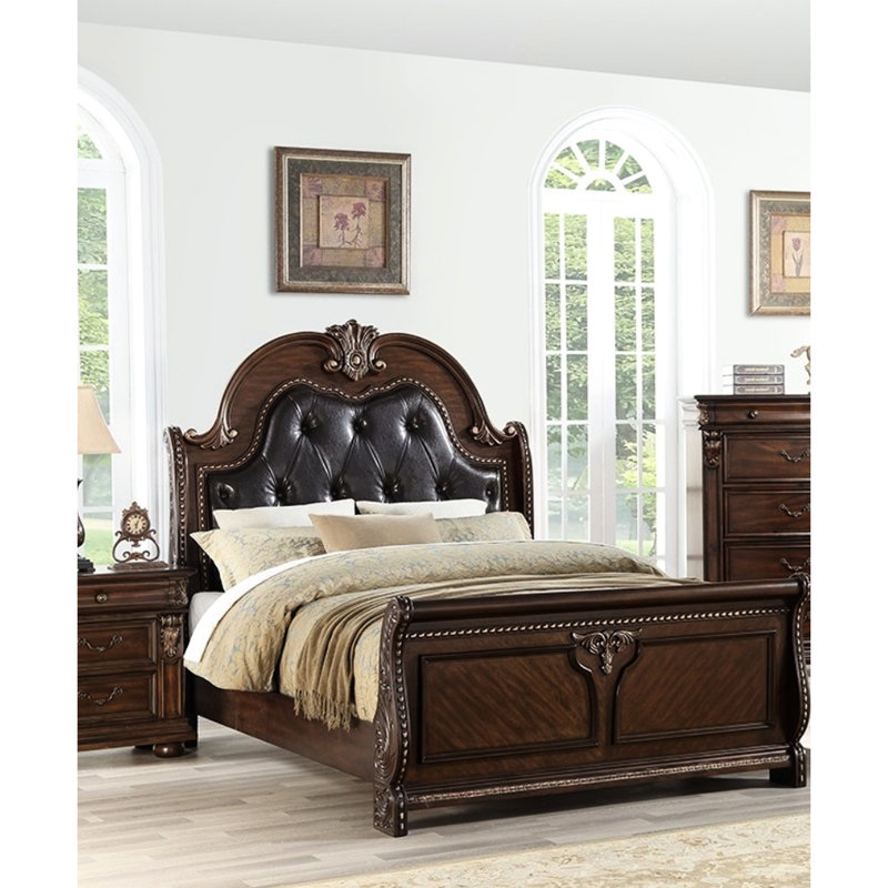 Grand lit de style traditionnel avec tête de lit capitonnée en similicuir brun et matériau en bois pour la décoration de la chambre à coucher