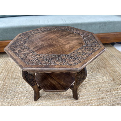 Table d'appoint octogonale sculptée de style campagnard - Finition brûlée