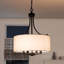 Suspension moderne Jeilyn à 4 lumières, intensité variable, avec revêtement en tissu noir pour salle à manger